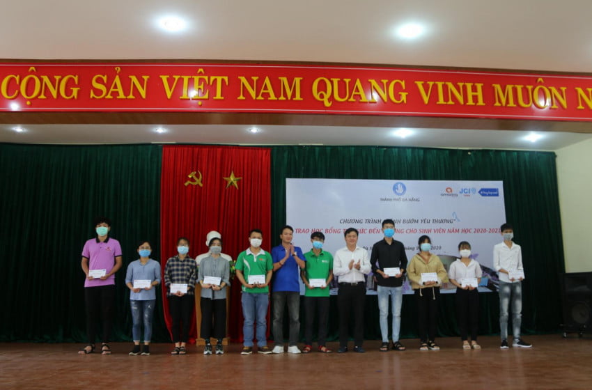  Dự án Cánh Bướm Yêu Thương cùng Thành Đoàn và Hội sinh viên TP Đà Nẵng trao học bổng tựu trường cho sinh viên.