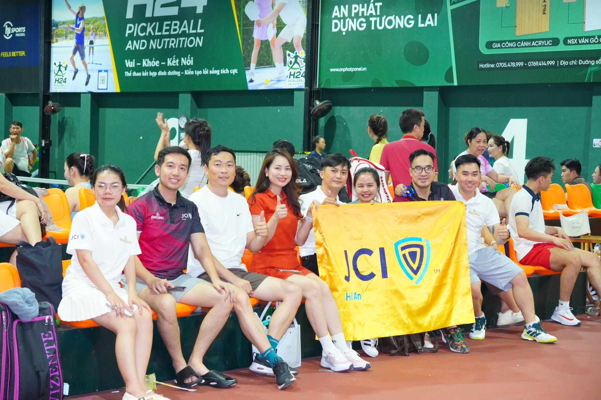 Hội viên JCI cổ vũ trên khán đài Giải Pickleball JCI Vietnam Mở rộng 2026