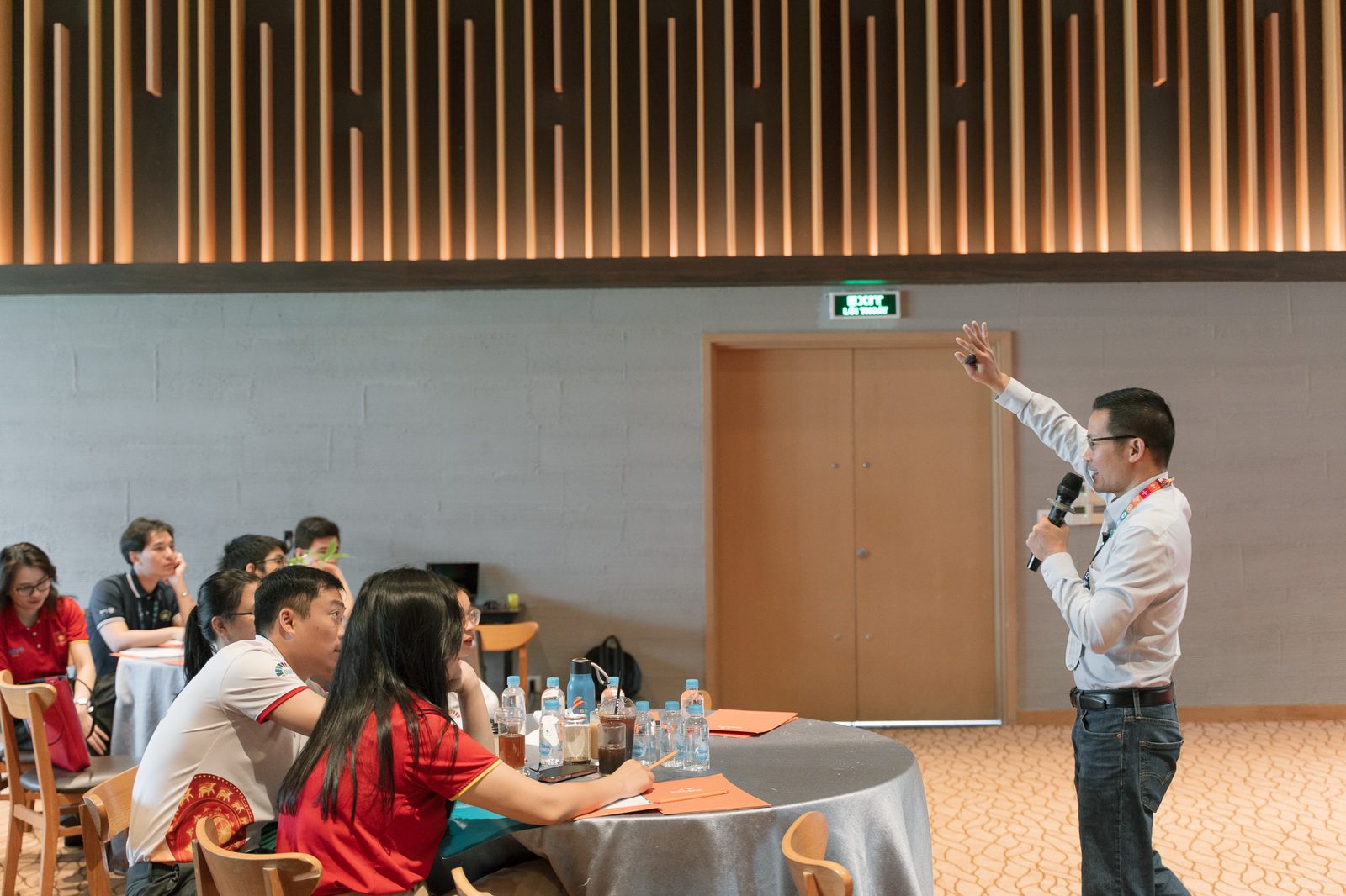 Coach Trần Tiến Công tương tác với học viên JCI Vietnam Academy 2026