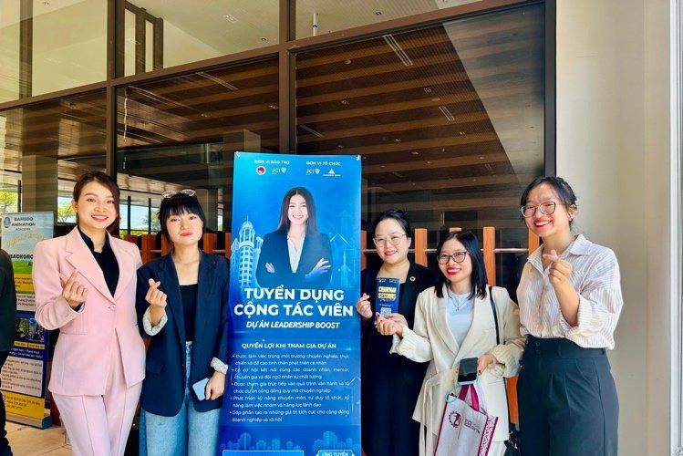 Thành viên JCI Hội An bên bảng tuyển cộng tác viên dự án Leadership Boost