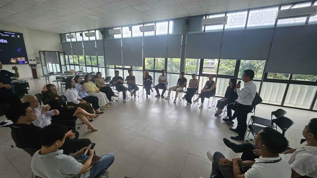 Người tham dự trao đổi tại B&E Connect