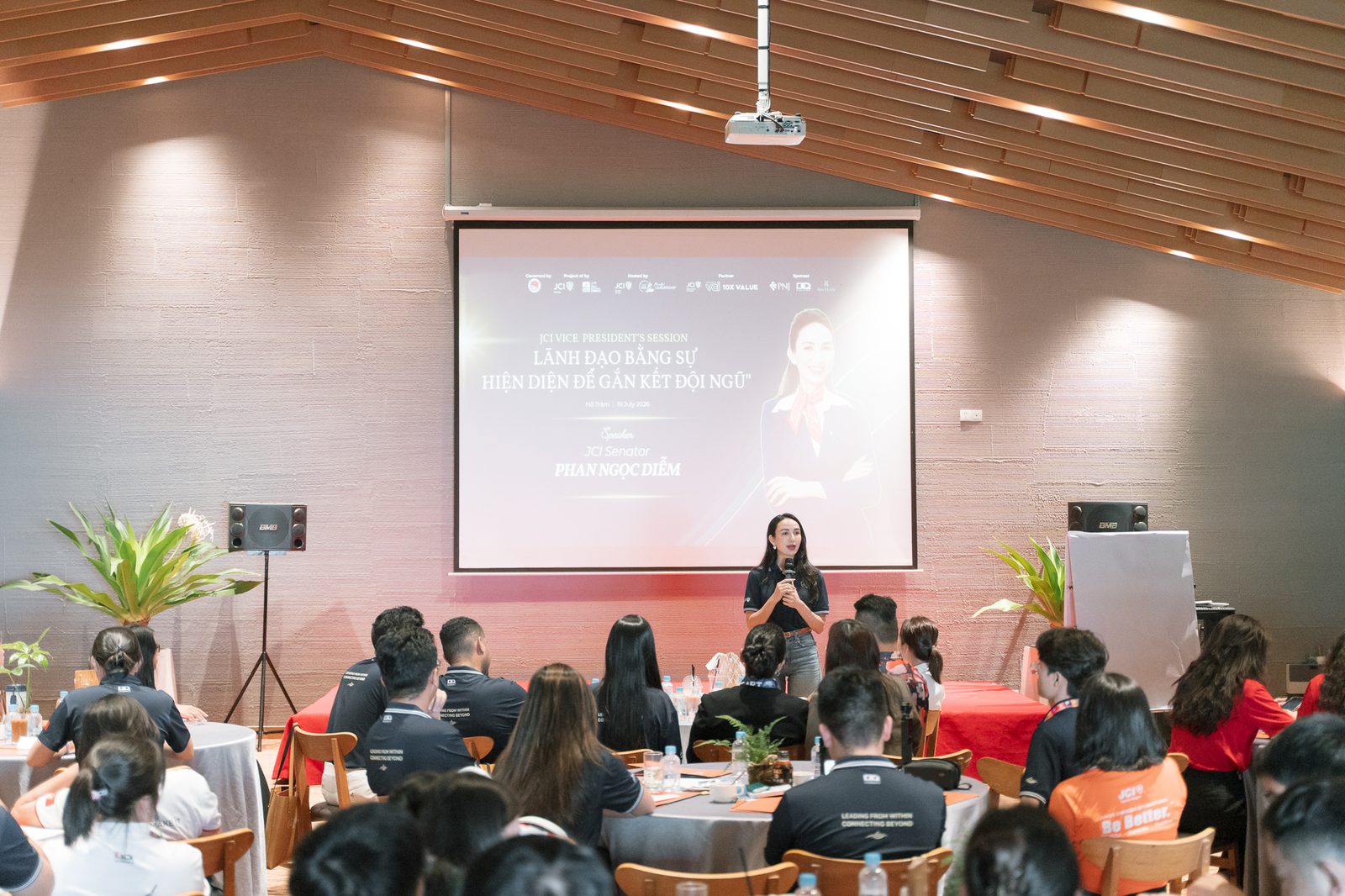 Senator Phan Ngọc Diễm, Phó Chủ tịch JCI Thế giới 2026, chia sẻ tại JCI Vietnam Academy 2026