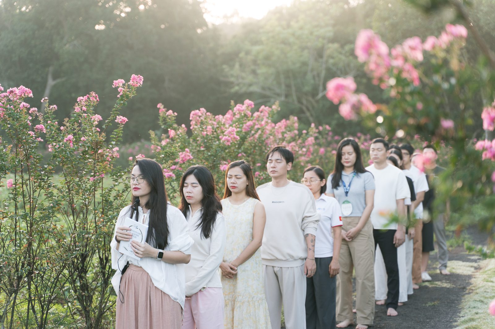 Học viên tham gia buổi thiền sáng tại Hồ Tràm
